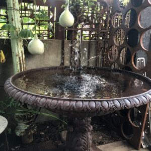 Fontaine vasque fonte sur pied ancienne