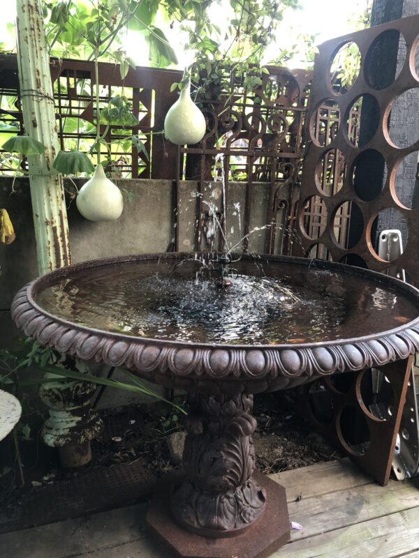 Fontaine vasque fonte sur pied ancienne