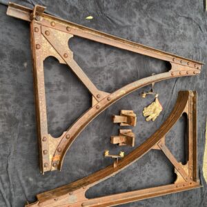 Éléments équerres charpente rivetée Eiffel avec corbeaux