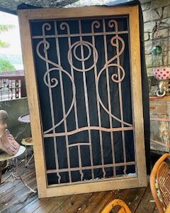 Défense de fenêtre grille fer forgé claustra avec cadre chêne